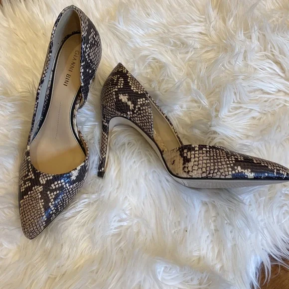 Gianni Bini snake print high heal pumps, size 8. Heal is 3,5 inch high. - Picture 3 of 8